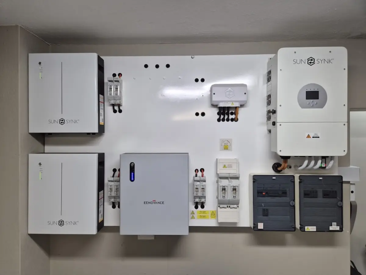 Hybridní střídač a bateriové moduly namontované na stěně technické místnosti