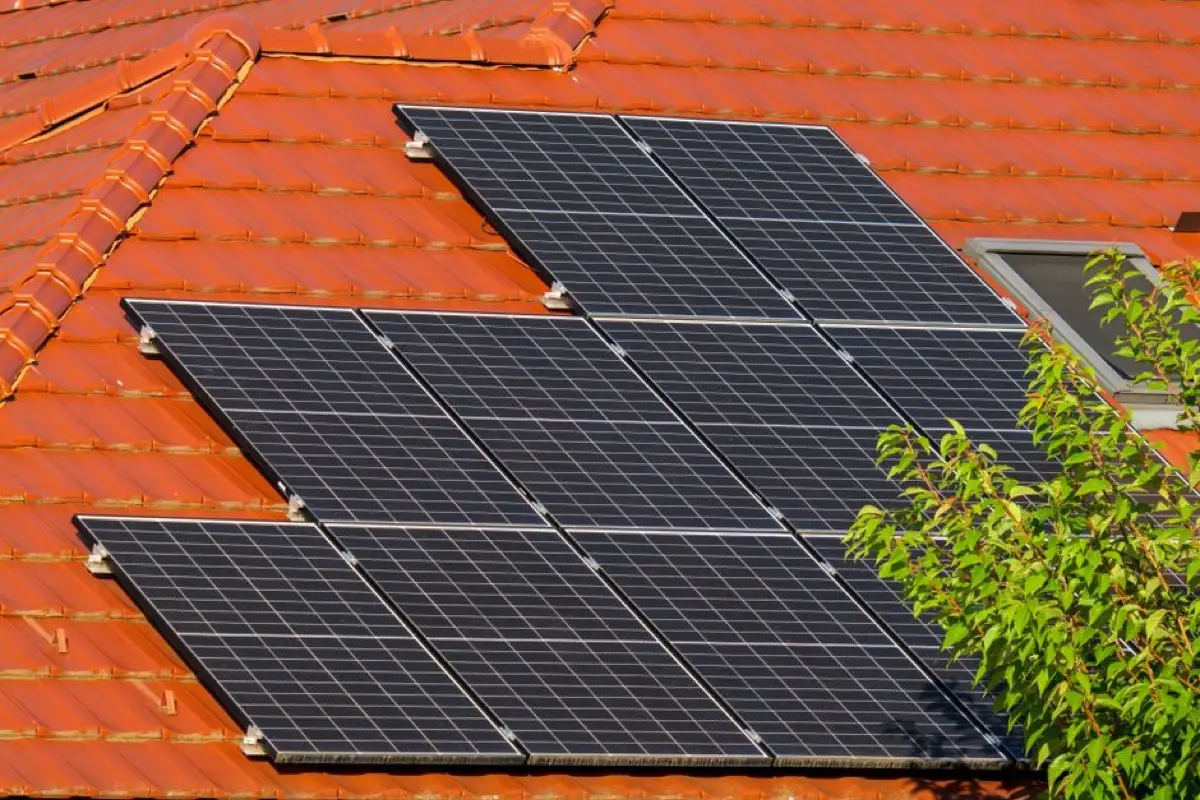 Fotovoltaické panely na střeše z pálených tašek rodinného domu