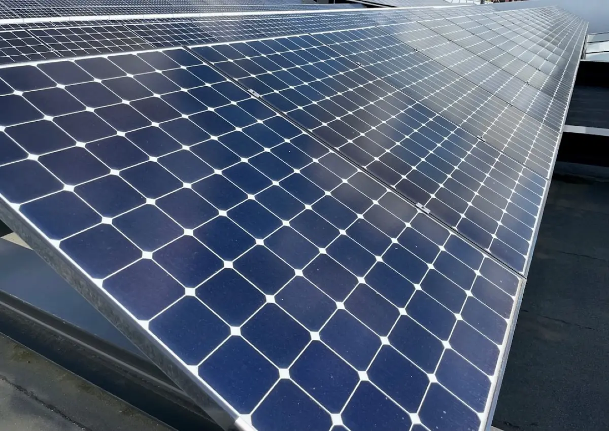 Detail povrchu monokrystalického fotovoltaického panelu